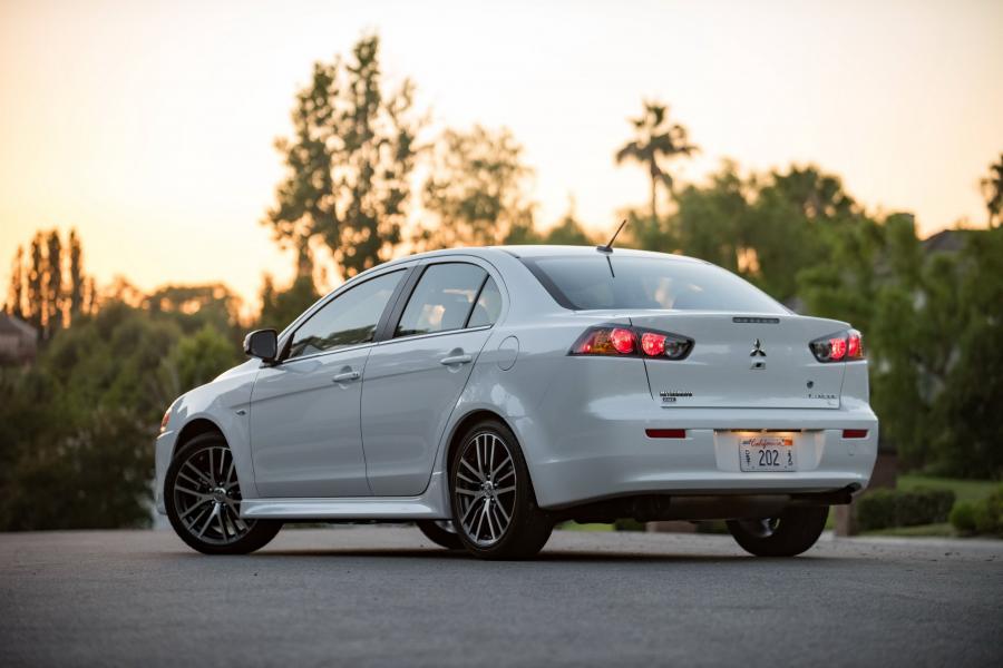  Mitsubishi Lancer SEL 2016 года  (NA) (фото 3 из 21)